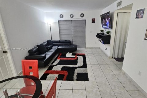 Condominio en venta en Hialeah, Florida, 3 dormitorios, 91.04 m2 № 1331908 - foto 8