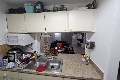 Condo in Hialeah, Florida, 3 bedrooms  № 1331908 - photo 13