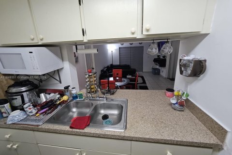 Condo in Hialeah, Florida, 3 bedrooms  № 1331908 - photo 14