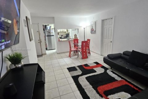 Condo in Hialeah, Florida, 3 bedrooms  № 1331908 - photo 1