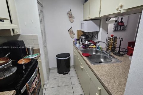 Condo in Hialeah, Florida, 3 bedrooms  № 1331908 - photo 9