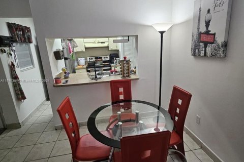 Condominio en venta en Hialeah, Florida, 3 dormitorios, 91.04 m2 № 1331908 - foto 4