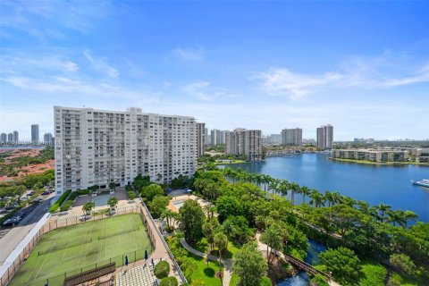 Condo in Aventura, Florida, 2 bedrooms  № 1330833 - photo 1