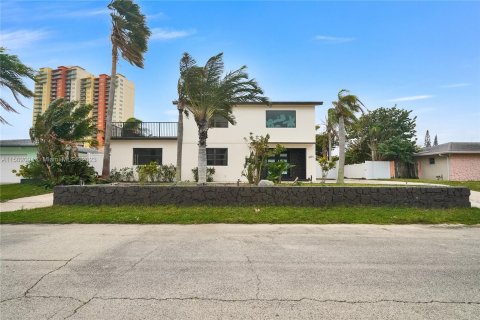Casa en venta en Riviera Beach, Florida, 4 dormitorios, 303.23 m2 № 909634 - foto 3
