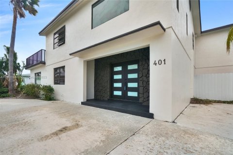 Villa ou maison à vendre à Riviera Beach, Floride: 4 chambres, 303.23 m2 № 909634 - photo 2