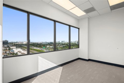 Propiedad comercial en venta en Miami, Florida № 1357218 - foto 7