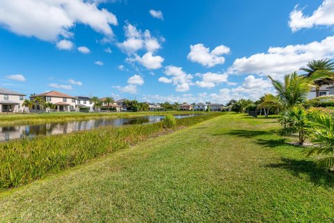 House in Lake Worth, Florida 5 bedrooms, 260.96 sq.m. № 1135024 - photo 1