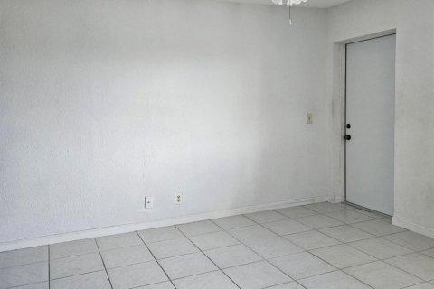 Condominio en venta en Palm Springs, Florida, 1 dormitorio, 59.64 m2 № 618577 - foto 1