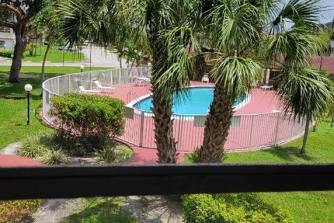 Condo in Lauderdale Lakes, Florida, 1 bedroom  № 697234 - photo 1