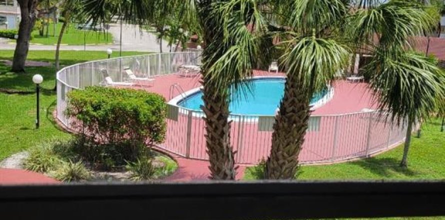 Condo in Lauderdale Lakes, Florida, 1 bedroom  № 697234