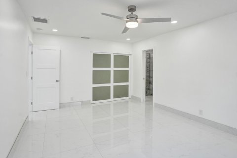 House in Hollywood, Florida 4 bedrooms, 269.04 sq.m. № 1135093 - photo 29