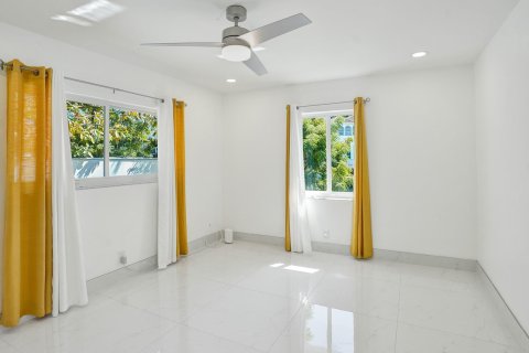 House in Hollywood, Florida 4 bedrooms, 269.04 sq.m. № 1135093 - photo 25