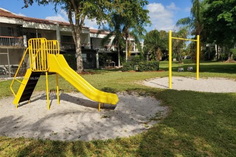 Adosado en venta en Lauderhill, Florida, 3 dormitorios № 1388369 - foto 28