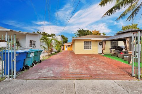 Propiedad comercial en venta en Miami, Florida, 213.86 m2 № 1377634 - foto 1