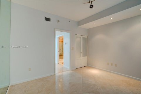 Condominio en venta en Miami Beach, Florida, 2 dormitorios, 125.42 m2 № 1102883 - foto 17