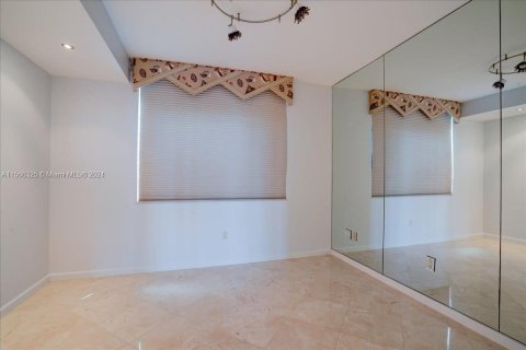 Condo in Miami Beach, Florida, 2 bedrooms  № 1102883 - photo 15