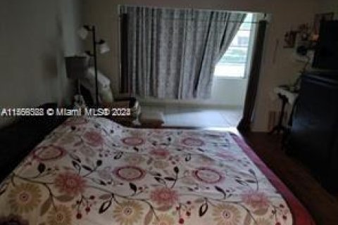 Condo in Hollywood, Florida, 1 bedroom  № 1102882 - photo 9