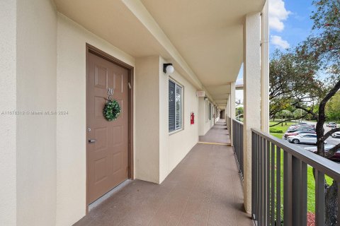 Condo in Pembroke Pines, Florida, 2 bedrooms  № 1404725 - photo 17