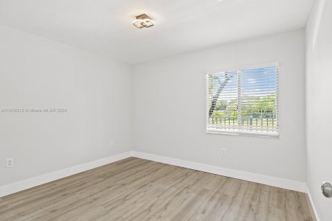 Condo in Pembroke Pines, Florida, 2 bedrooms  № 1404725 - photo 16