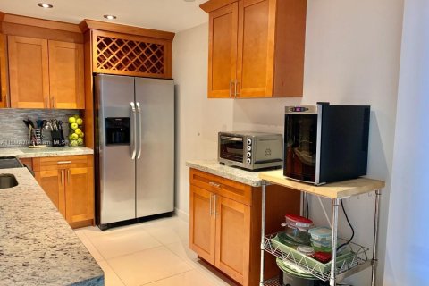 Condo in Hollywood, Florida, 1 bedroom  № 496546 - photo 2