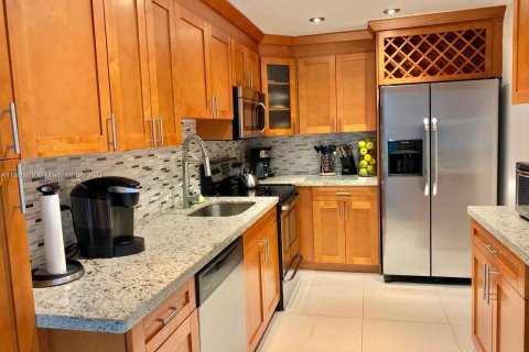 Condo in Hollywood, Florida, 1 bedroom  № 496546 - photo 1