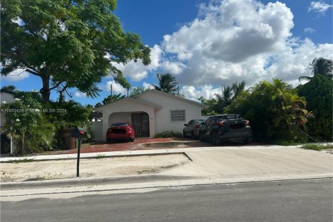 House in Hialeah, Florida 4 bedrooms, 186.55 sq.m. № 1333368 - photo 2