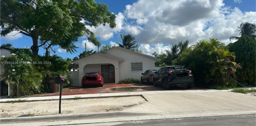 House in Hialeah, Florida 4 bedrooms, 186.55 sq.m. № 1333368