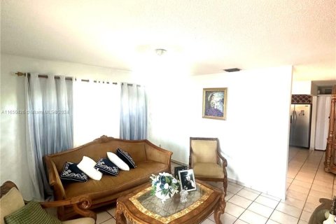 House in Hialeah, Florida 4 bedrooms, 186.55 sq.m. № 1333368 - photo 3