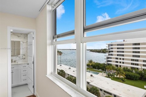 Condo in Bay Harbor Islands, Florida, 2 bedrooms  № 1095645 - photo 27