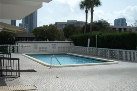 Condo in Hallandale Beach, Florida, 1 bedroom  № 1292957 - photo 2