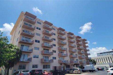 Condo in Hallandale Beach, Florida, 1 bedroom  № 1292957 - photo 18