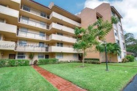 Condo in Lauderhill, Florida, 2 bedrooms  № 1345888 - photo 2