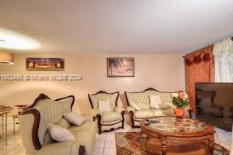 Condominio en venta en Lauderhill, Florida, 2 dormitorios, 102.19 m2 № 1345888 - foto 11