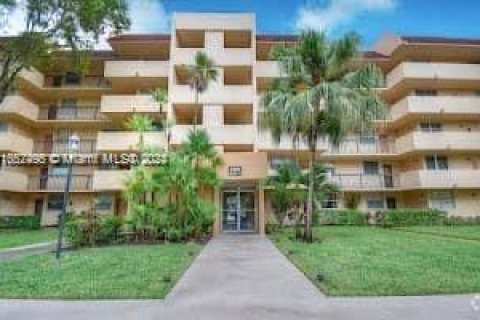 Condo in Lauderhill, Florida, 2 bedrooms  № 1345888 - photo 1