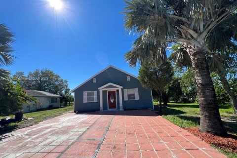 Casa en venta en Moore Haven, Florida, 5 dormitorios, 131.18 m2 № 807445 - foto 1