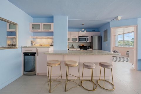 Condo in Miami Beach, Florida, 1 bedroom  № 1321436 - photo 2