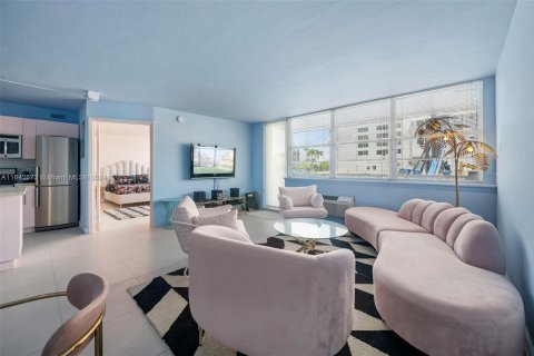 Condo in Miami Beach, Florida, 1 bedroom  № 1321436 - photo 11