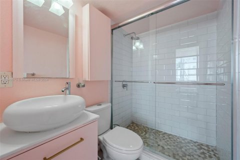 Condo in Miami Beach, Florida, 1 bedroom  № 1321436 - photo 12