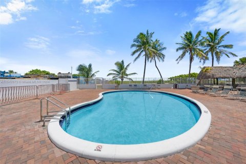 Condo in Miami Beach, Florida, 1 bedroom  № 1321436 - photo 23