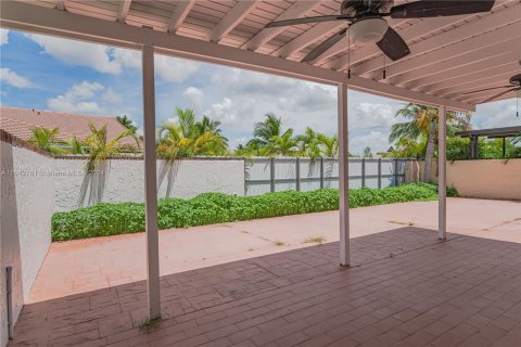 Villa ou maison à vendre à Miami, Floride: 4 chambres, 164.34 m2 № 1321484 - photo 11