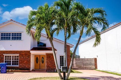 Villa ou maison à vendre à Miami, Floride: 4 chambres, 164.34 m2 № 1321484 - photo 1