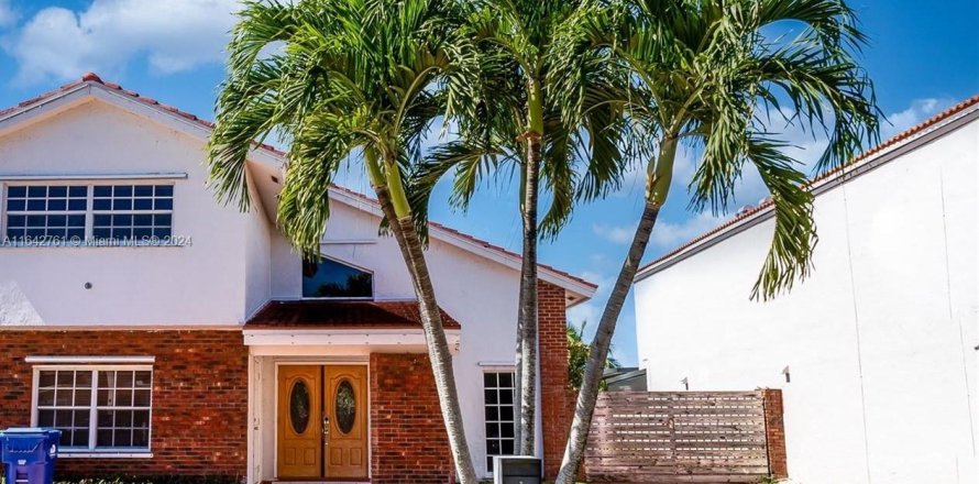 Villa ou maison à Miami, Floride 4 chambres, 164.34 m2 № 1321484