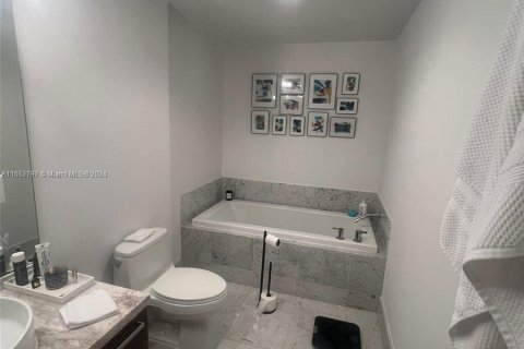 Condominio en alquiler en Miami, Florida, 1 dormitorio, 74.88 m2 № 1358451 - foto 4