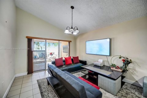 Casa en venta en Cutler Bay, Florida, 3 dormitorios, 108.32 m2 № 972377 - foto 9