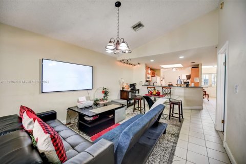 Casa en venta en Cutler Bay, Florida, 3 dormitorios, 108.32 m2 № 972377 - foto 7