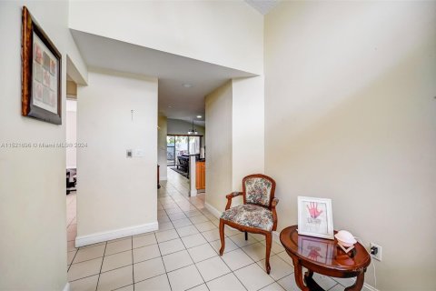 Casa en venta en Cutler Bay, Florida, 3 dormitorios, 108.32 m2 № 972377 - foto 5
