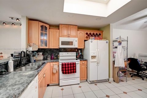 Casa en venta en Cutler Bay, Florida, 3 dormitorios, 108.32 m2 № 972377 - foto 14