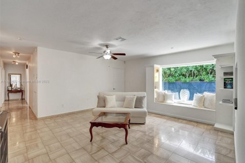 House in Biscayne Park, Florida 4 bedrooms, 262.36 sq.m. № 839396 - photo 9