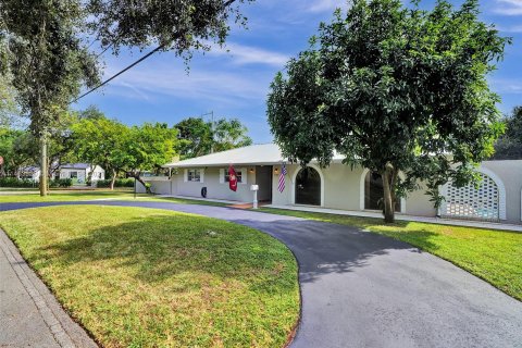 Villa ou maison à vendre à Biscayne Park, Floride: 4 chambres, 262.36 m2 № 839396 - photo 1