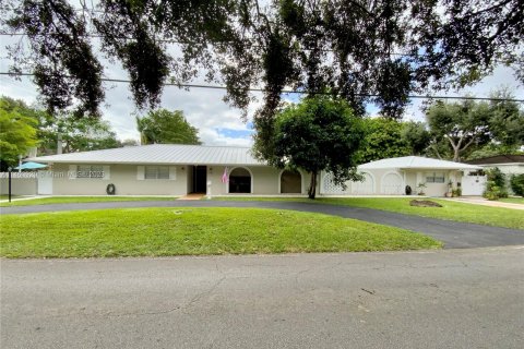 Villa ou maison à vendre à Biscayne Park, Floride: 4 chambres, 262.36 m2 № 839396 - photo 3